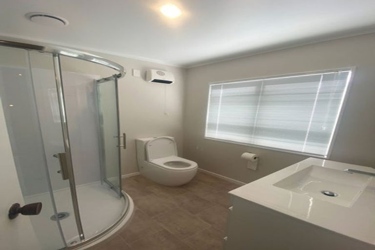 Photo of property in 1/16 Manapouri Place, Pakuranga Heights, Auckland, 2010