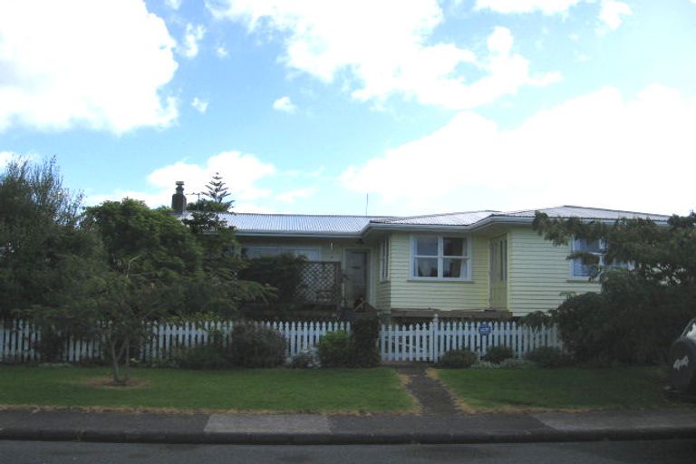 Photo of property in 4 Riverpark Crescent, Henderson, Auckland, 0610