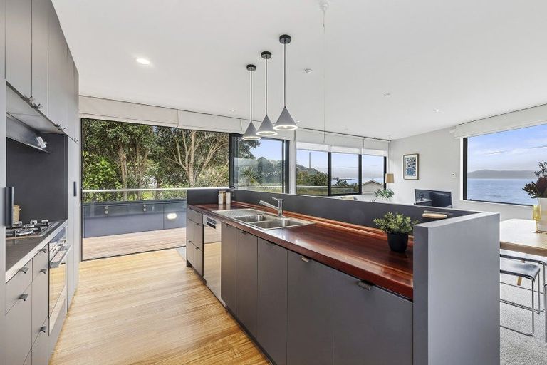 Photo of property in 87 Marine Parade, Seatoun, Wellington, 6022