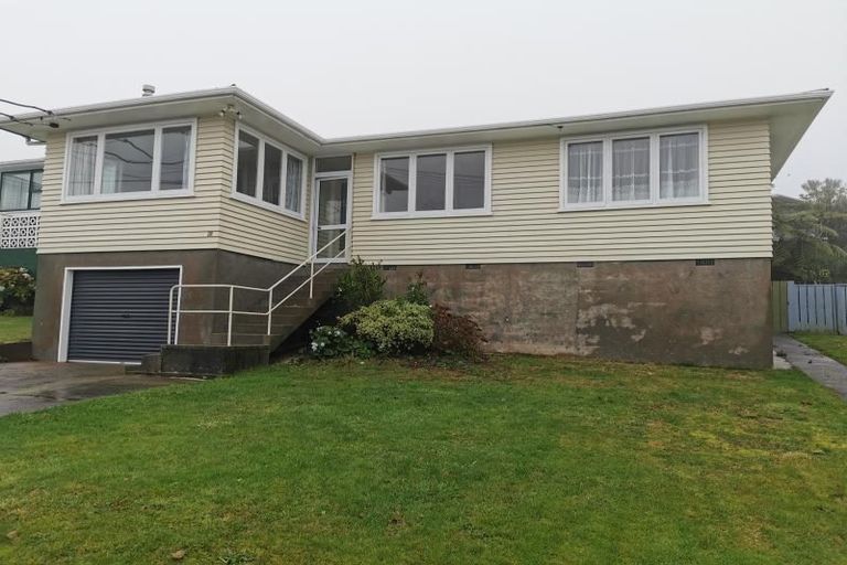 Photo of property in 20 Cotswold Crescent, Newlands, Wellington, 6037