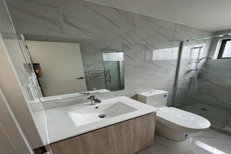 Photo of property in 8/101 Hobsonville Road, West Harbour, Auckland, 0618