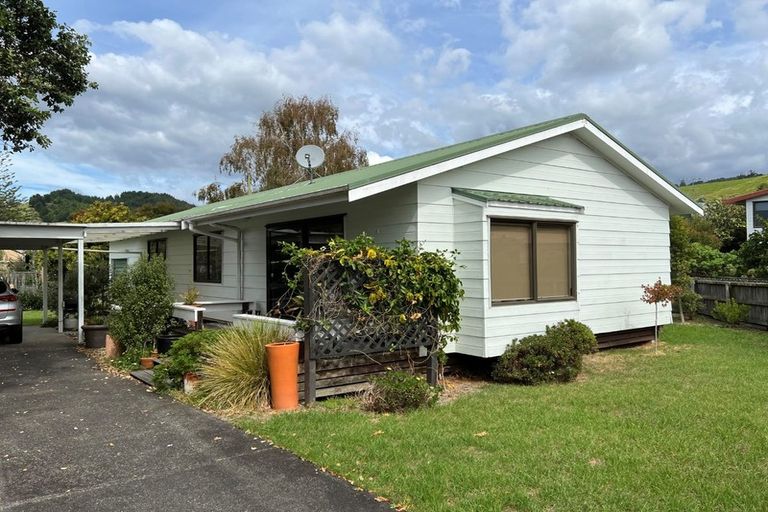 Property details for 12 Karawa Place, Kawakawa Bay, Papakura, 2585