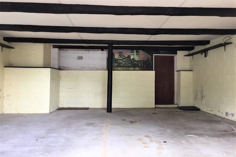 Photo of property in 68 Hobsonville Road, West Harbour, Auckland, 0618