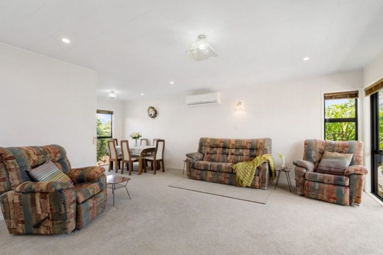 Photo of property in 34 Aviemore Drive, Highland Park, Auckland, 2010