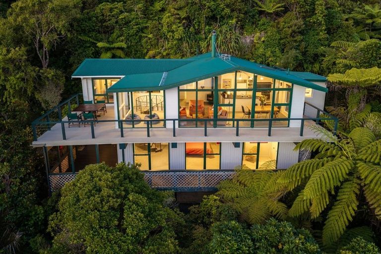 Photo of property in 42 Ferry Road, Days Bay, Lower Hutt, 5013