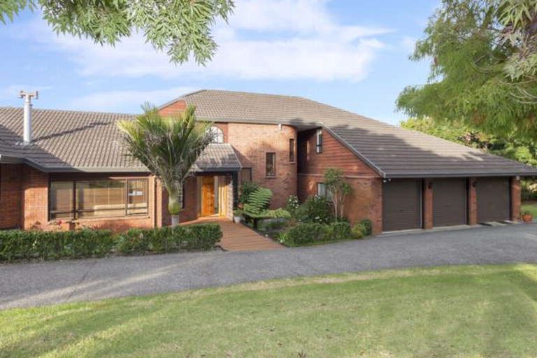 Photo of property in 14 Estuary Views, Shelly Park, Auckland, 2014