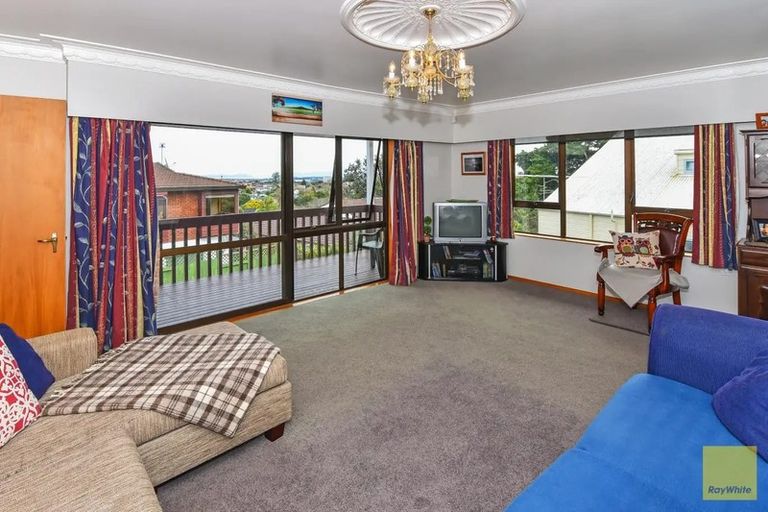 Photo of property in 1 Kingsclere Place, Goodwood Heights, Auckland, 2105