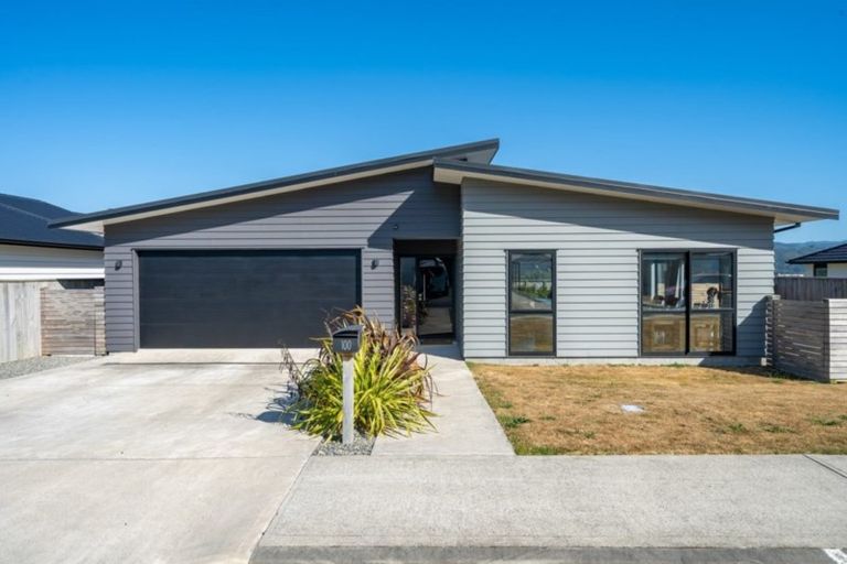 Photo of property in 100 Riverstone Drive, Riverstone Terraces, Upper Hutt, 5018
