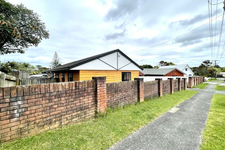 Photo of property in 5 Avonleigh Road, Green Bay, Auckland, 0604