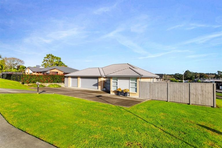 Photo of property in 38 Gilbransen Road, Kumeu, 0810