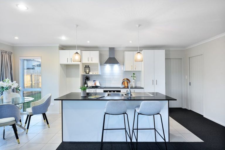 Photo of property in 12 Lockyer Road, Kumeu, 0810