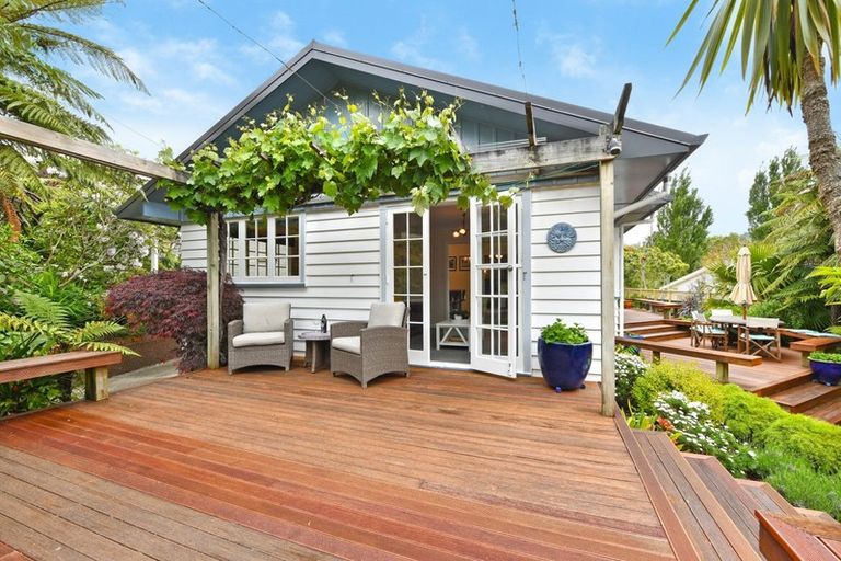 Photo of property in 18 Dowling Grove, Silverstream, Upper Hutt, 5019