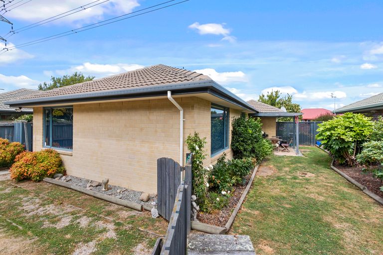 Photo of property in 12 Showgate Avenue, Sockburn, Christchurch, 8042