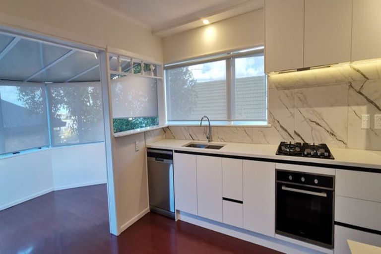 Photo of property in 2/15 Merton Avenue, Glenfield, Auckland, 0627