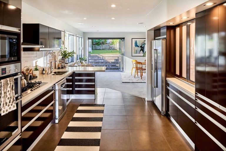 Photo of property in 25 The Crescent, Roseneath, Wellington, 6011