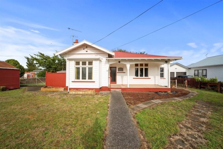 Photo of property in 27 Gloag Street, Waverley, 4510