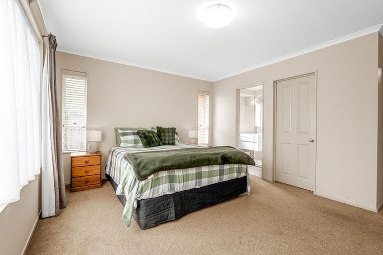 Photo of property in 63 Waiwherowhero Drive, St Andrews, Hamilton, 3200