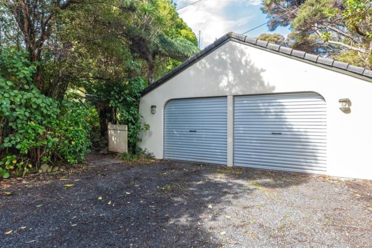 Photo of property in 136 Piha Road, Piha, New Lynn, 0772