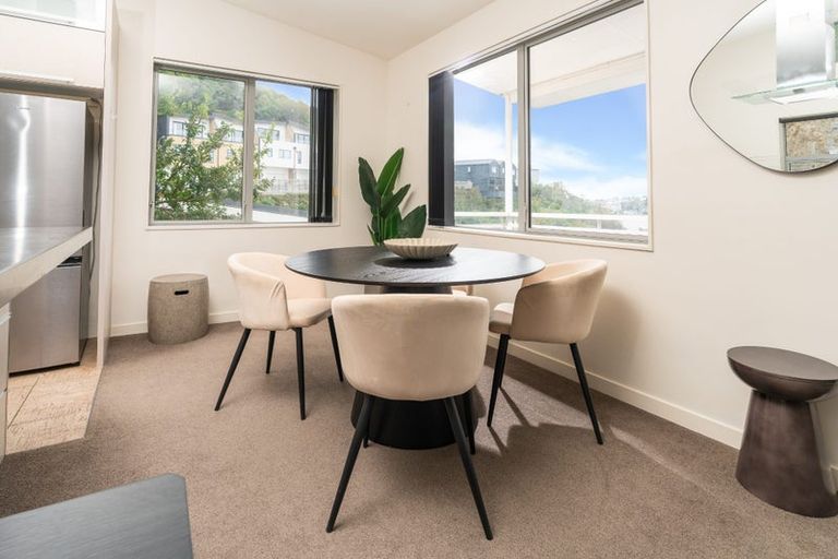 Photo of property in 58 Tiketike Way, Brooklyn, Wellington, 6021