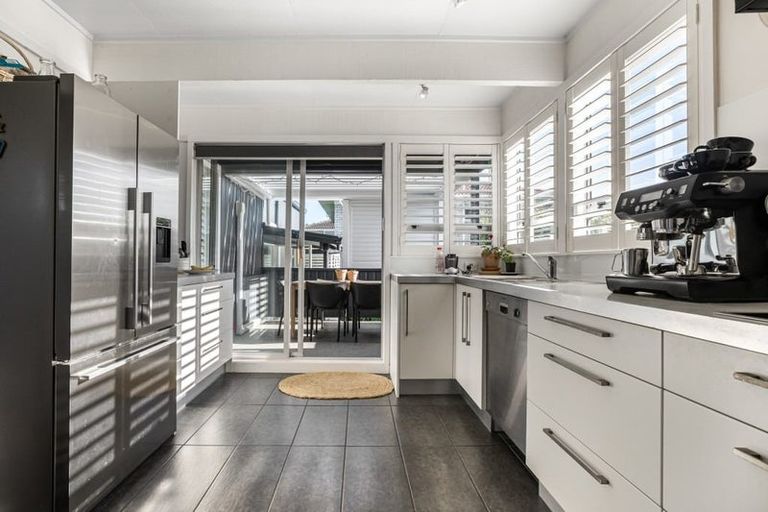 Photo of property in 2/13 Waitemata Road, Hauraki, Auckland, 0622