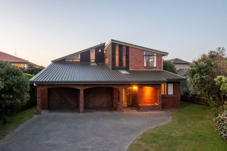 Photo of property in 10 Nuhaka Place, Paraparaumu Beach, Paraparaumu, 5032