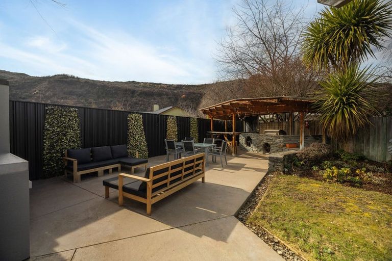 Photo of property in 11 Elva Dawson Place, Arrowtown, 9302