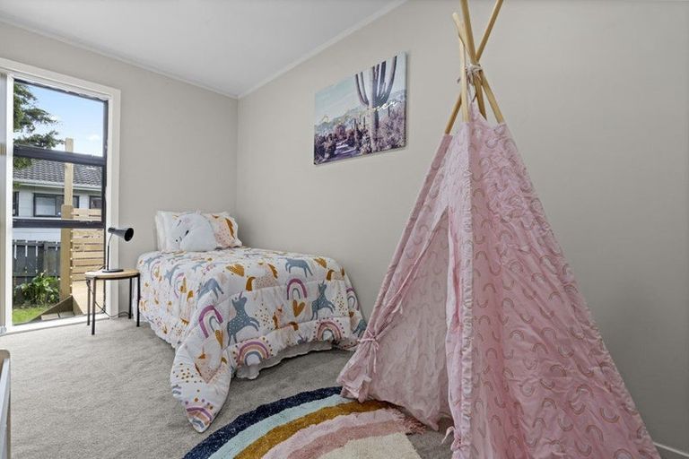 Photo of property in 2/35 Secretariat Place, Randwick Park, Auckland, 2105