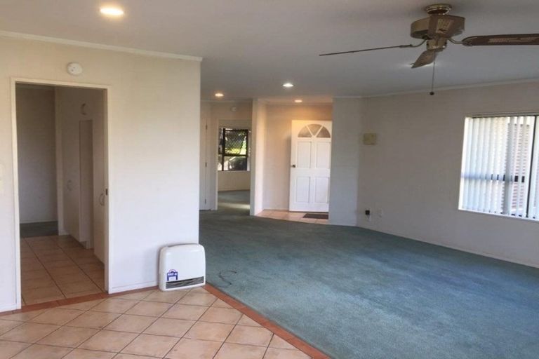 Photo of property in 16 Gala Place, Henderson, Auckland, 0612