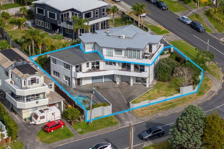 Photo of property in 1/3 Garadice Road, Rothesay Bay, Auckland, 0630