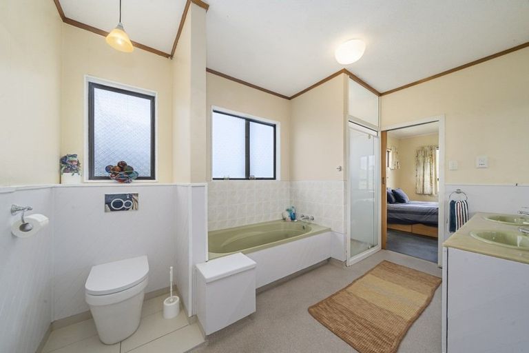 Photo of property in 2 Puketai Place, Pukerua Bay, 5026