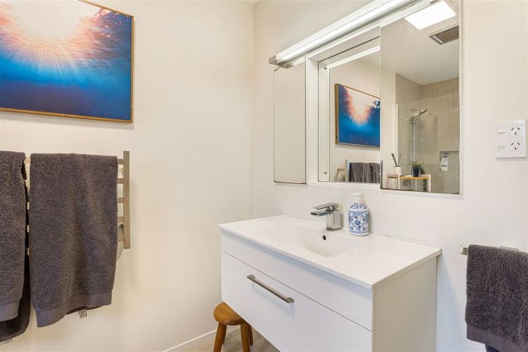 Photo of property in 8 Rauhuia Crescent, Parau, Auckland, 0604