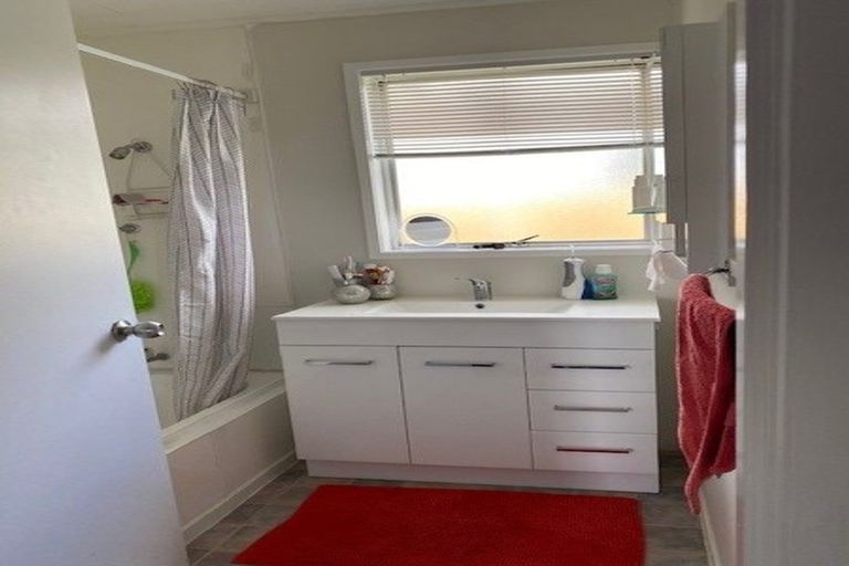 Photo of property in 11 Surman Place, Glen Eden, Auckland, 0602