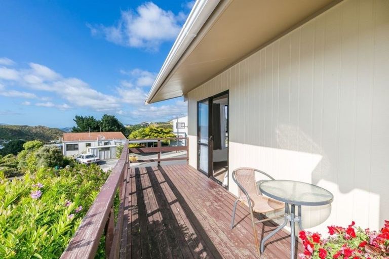 Photo of property in 23 Cheltenham Terrace, Newlands, Wellington, 6037