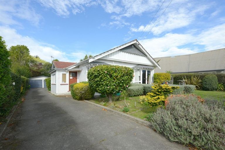 Photo of property in 82 Avonhead Road, Avonhead, Christchurch, 8042