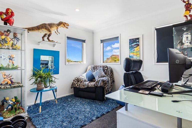 Photo of property in 20 Linkwater Way, Parklands, Christchurch, 8083