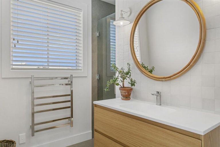 Photo of property in 5 Lens Way, Acacia Bay, Taupo, 3385