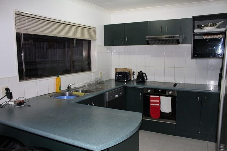 Photo of property in 38 Glenveagh Park Drive, Weymouth, Auckland, 2103