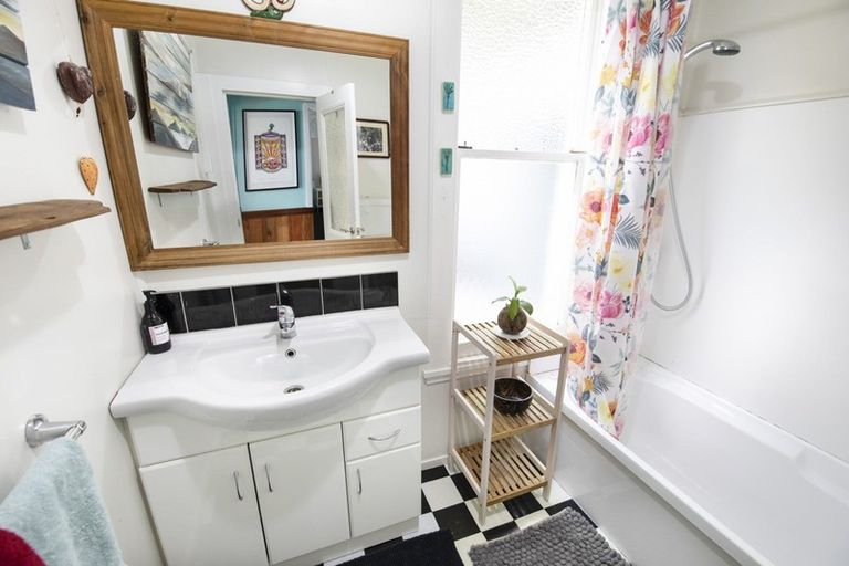 Photo of property in 99 Shakespeare Road, Bluff Hill, Napier, 4110