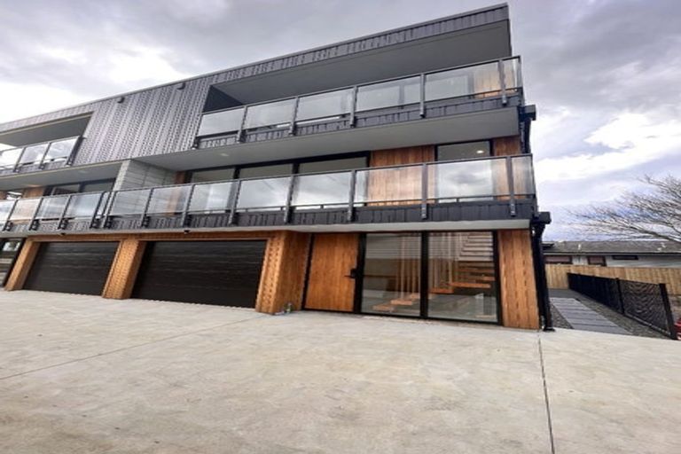 Photo of property in 2/6 Princes Street, Northcote Point, Auckland, 0627
