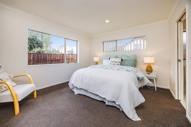 Photo of property in 98 Riverton Drive, Randwick Park, Auckland, 2105