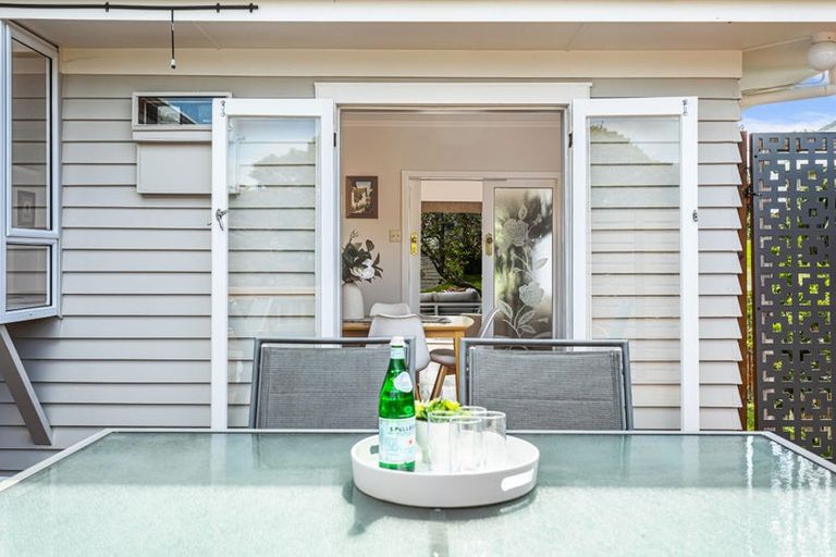 Photo of property in 2/18 Felstead Street, Birkenhead, Auckland, 0626