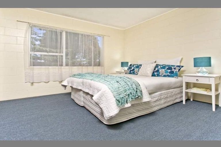Photo of property in 2/1 Raeben Avenue, Hillcrest, Auckland, 0627