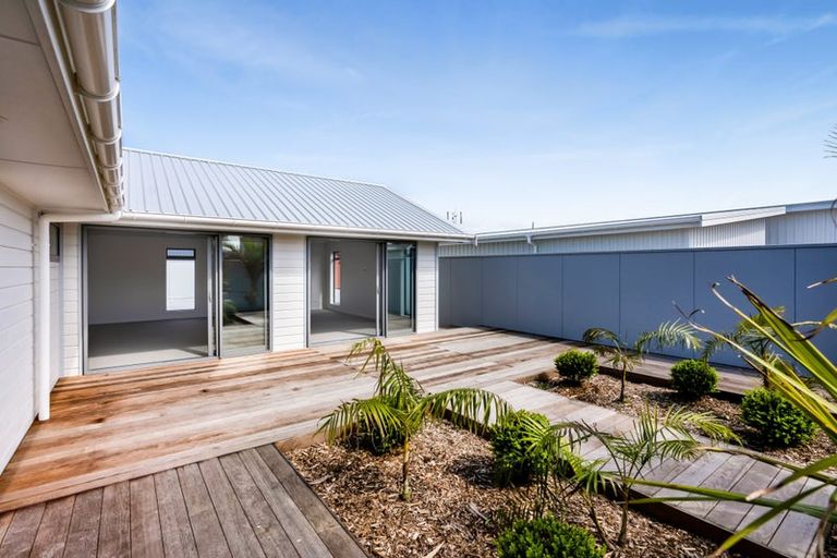 Photo of property in 9a Strandon Place, Strandon, New Plymouth, 4312