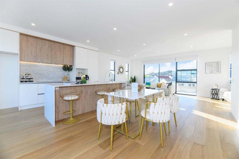 Photo of property in 952c East Coast Road, Northcross, Auckland, 0632