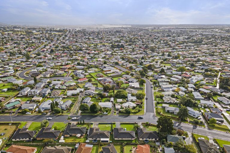 Photo of property in 2 President Avenue, Papakura, 2110