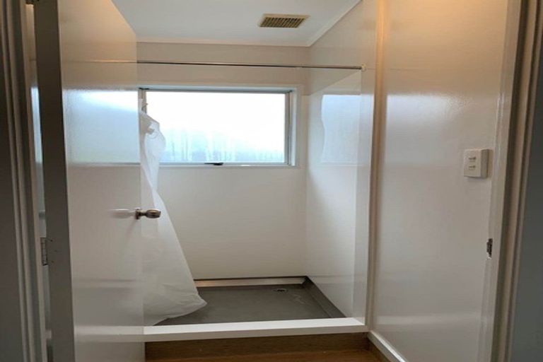 Photo of property in 2/25 Edgware Road, West Harbour, Auckland, 0618