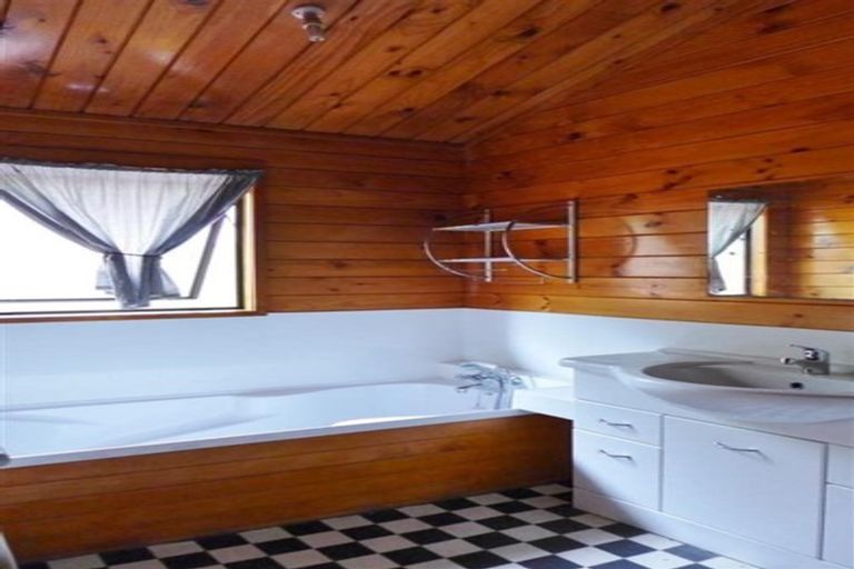 Photo of property in 8 Chardon Place, Henderson, Auckland, 0612