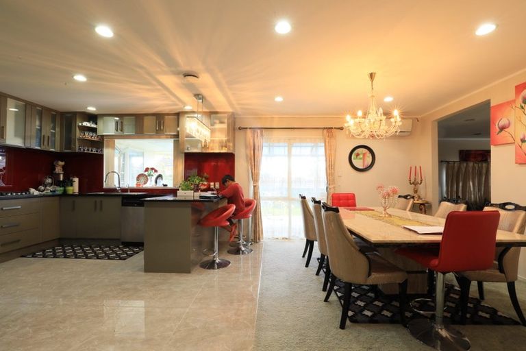 Photo of property in 12 De Havilland Drive, Goodwood Heights, Auckland, 2105