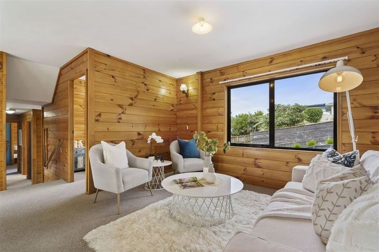 Photo of property in 2/11 Sunhaven Avenue, Glenfield, Auckland, 0629