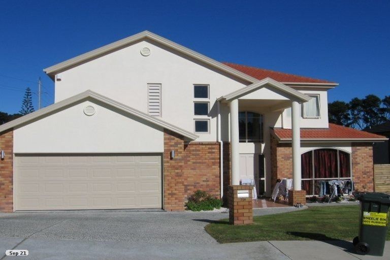 Photo of property in 36 Newbury Place, Schnapper Rock, Auckland, 0632